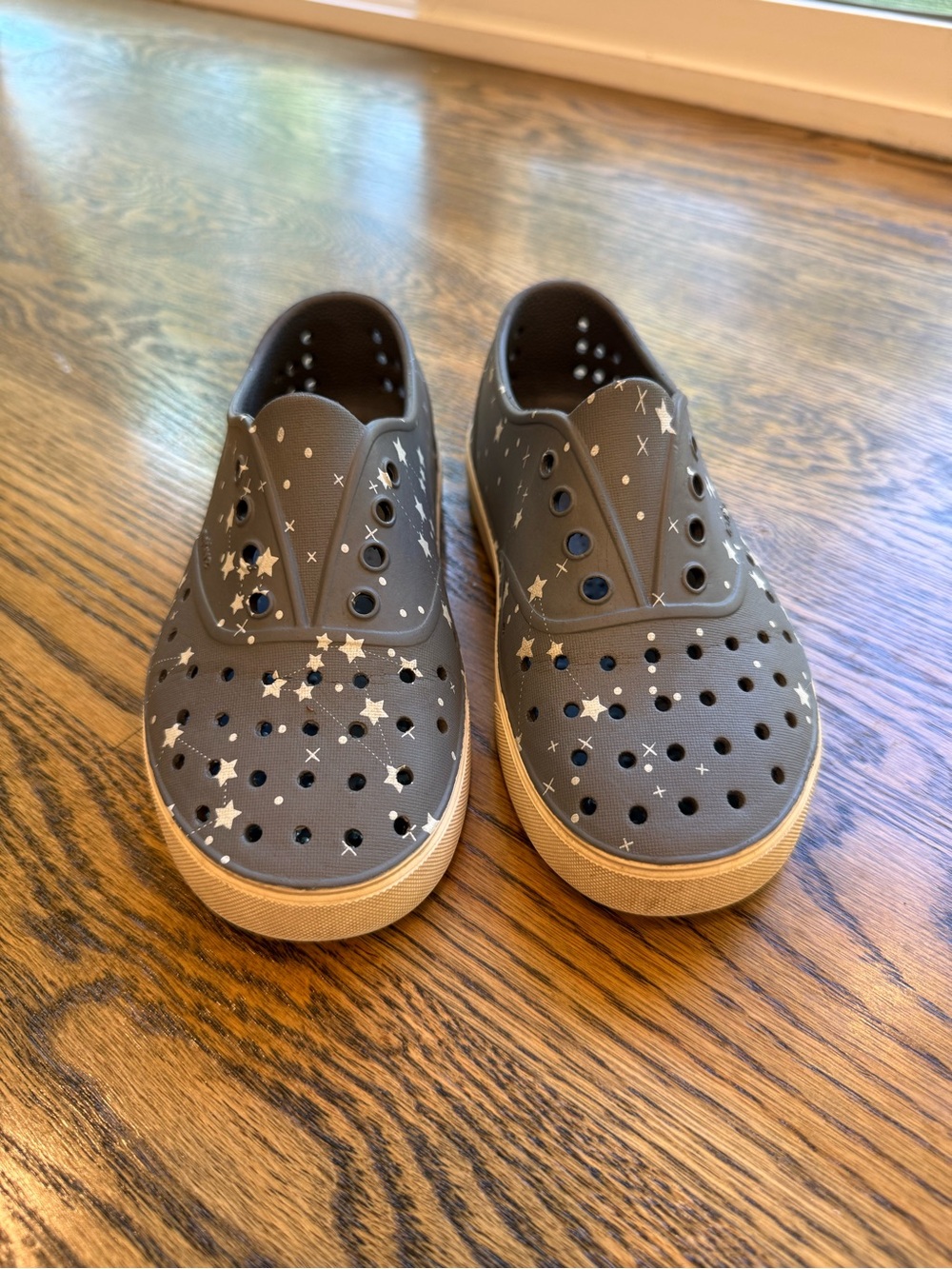 NATIVE Kids Grey Star-Print Slip-On Shoes - waterproof C13